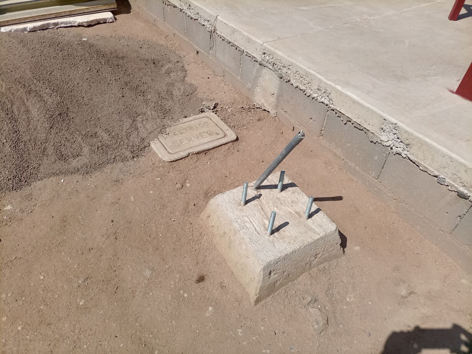 Dado con placa de anclaje
