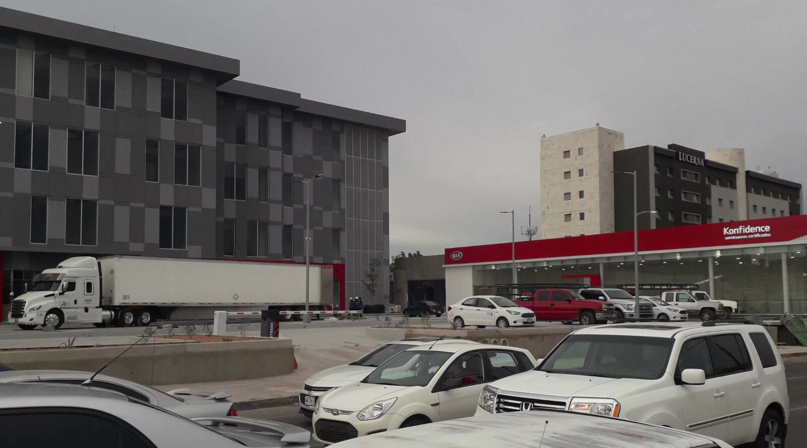 Torre Santander y Agencia KIA, Plaza Santander, Hermosillo